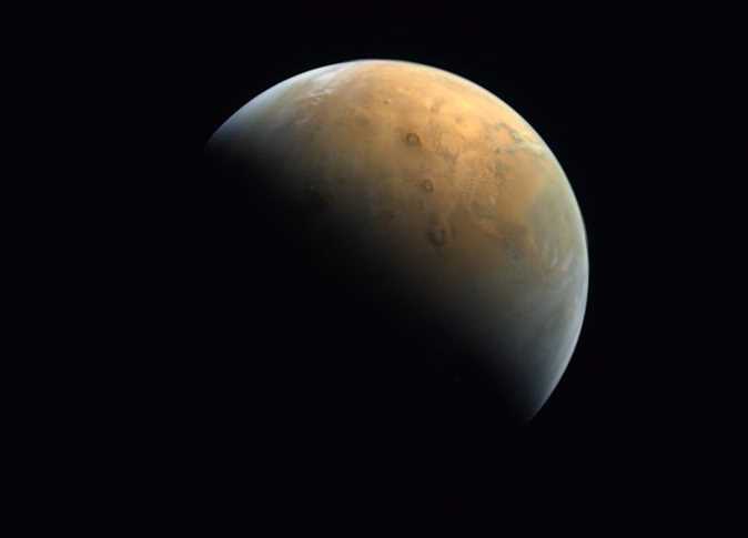 مسبار الأمل يلتقط أول صورة لكوكب المريخ