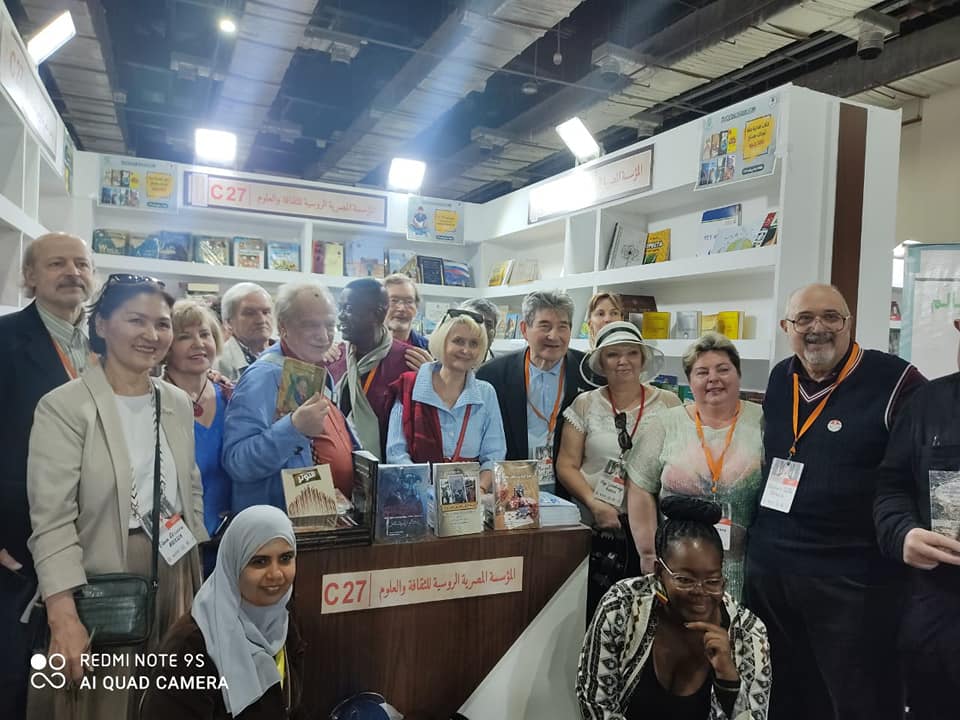 شعراء وأدباء روس يقومون بزيارة جناح المصرية الروسية في معرض الكتاب