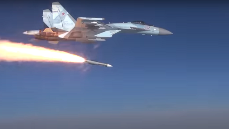 روسيا تستعرض إطلاق مقاتلاتها لصاروخ 