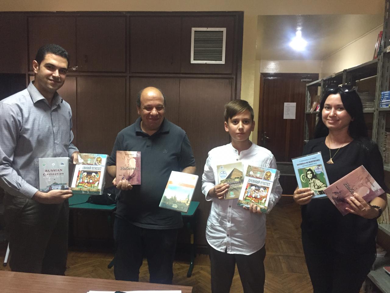 المؤسسة المصرية الروسية للثقافة والعلوم قامت بإهداء طلاب المدرسة الروسية بالقاهرة عدد من إصدارتها الروسية والعربية .